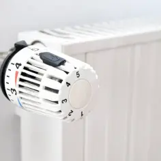 Dlaczego grzejnik nie grzeje mimo odpowietrzenia? Sprawdź przyczyny.