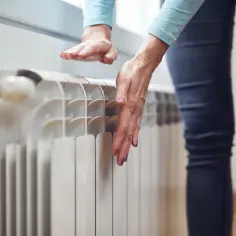 Dlaczego grzejnik jest zimny na dole? Przyczyny i proste sposoby naprawy
