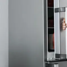 Kiedy lodówka pobiera więcej prądu? Oto sytuacje, których unikniesz