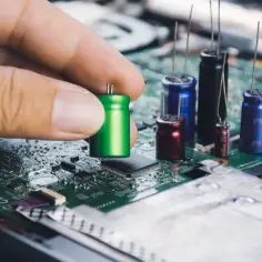 Jak sprawdzić kondensator elektrolityczny multimetrem - uniknij błędów w pomiarze