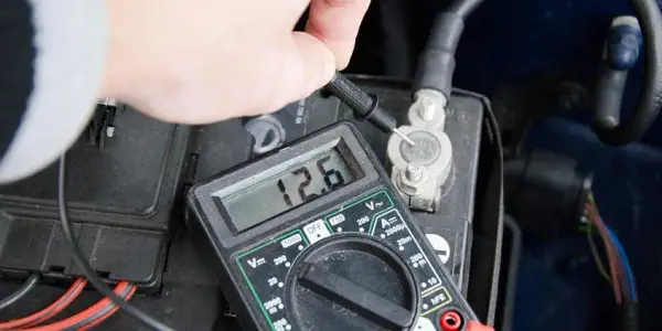Jak sprawdzić alternator multimetrem i uniknąć kosztownych napraw